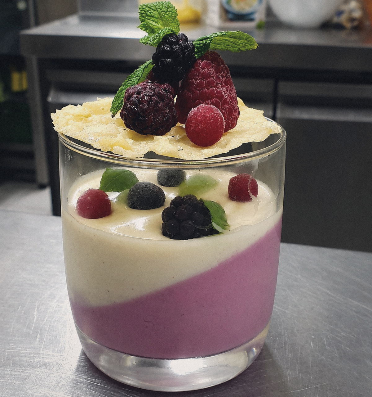 Dessert im Glas mit Beeren und Minze