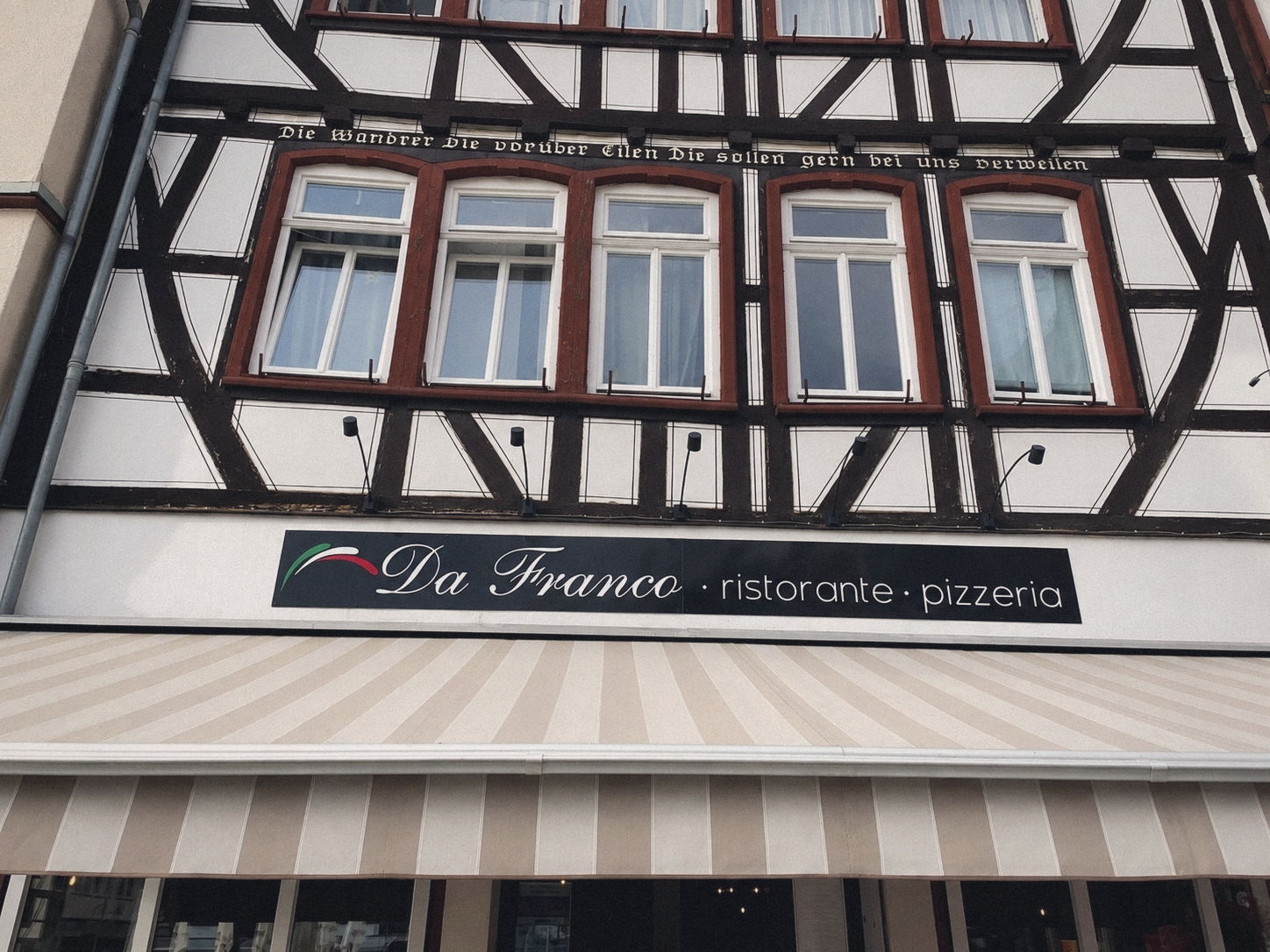 Das Schild Da Franco über der Markise