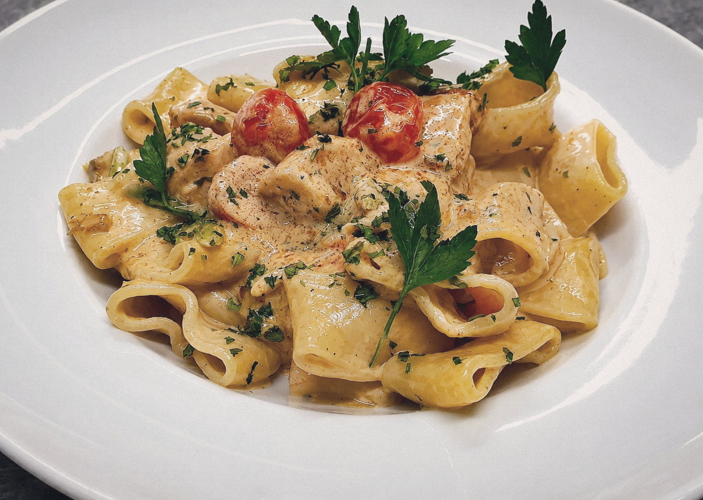 Teller Pasta mit Hähnchen und Tomaten